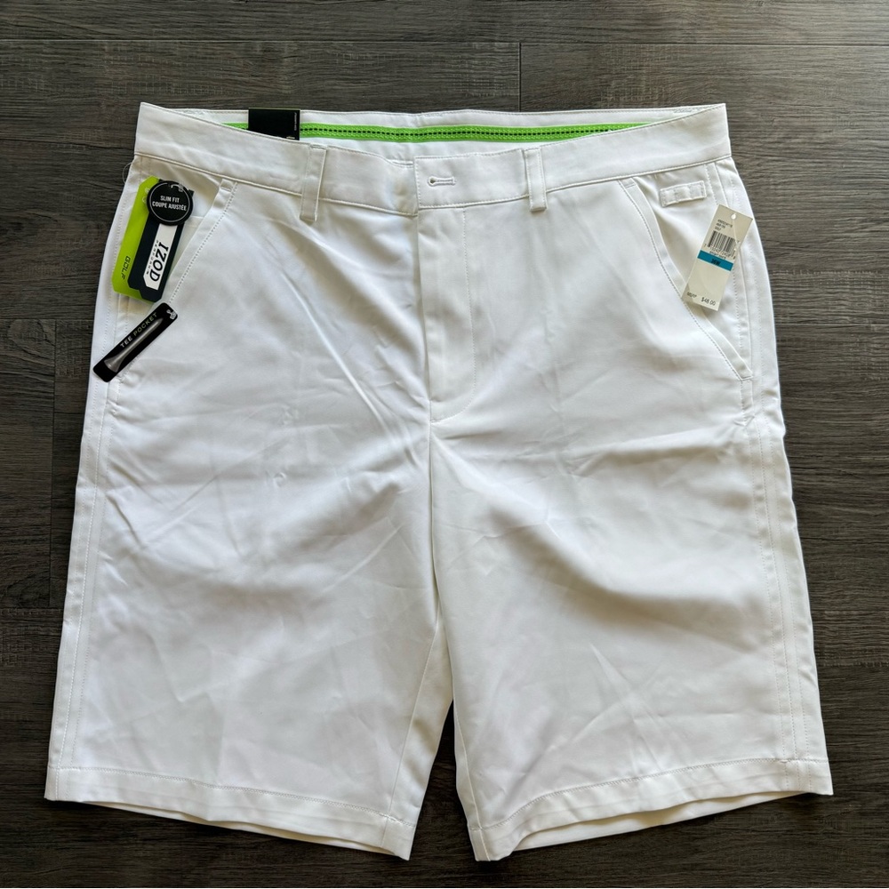 Izod Men's White Flat Front Shorts
